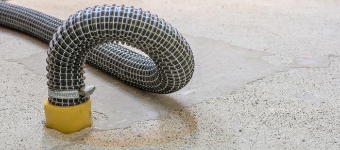 Schlauch der in Estrich- bzw. Betonboden eingeführt wurde zur technische Trocknung des Bodens