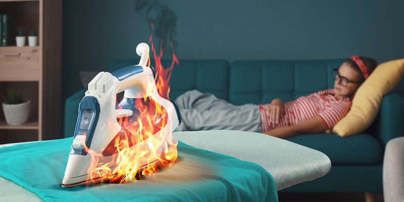 Brandschaden durch Bügeleisen, das vergessen wurde vom Bügelbrett zu nehmen