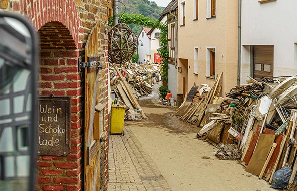 Straße im Ahrtal die nach der Hochwasserkatastrophe nicht passierbar ist. Speidel als Helfer bei Hochwasserkatastrophen
